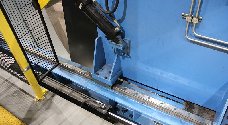 Slitting machine with deep looping pit