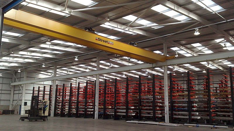 Crane bays with a capacity of 25 tonnes.
